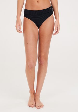 Slip di bikini nero a coste con una cintura larga, gambe alte e texture liscia. Presenta un discreto dettaglio del marchio sulla cintura.