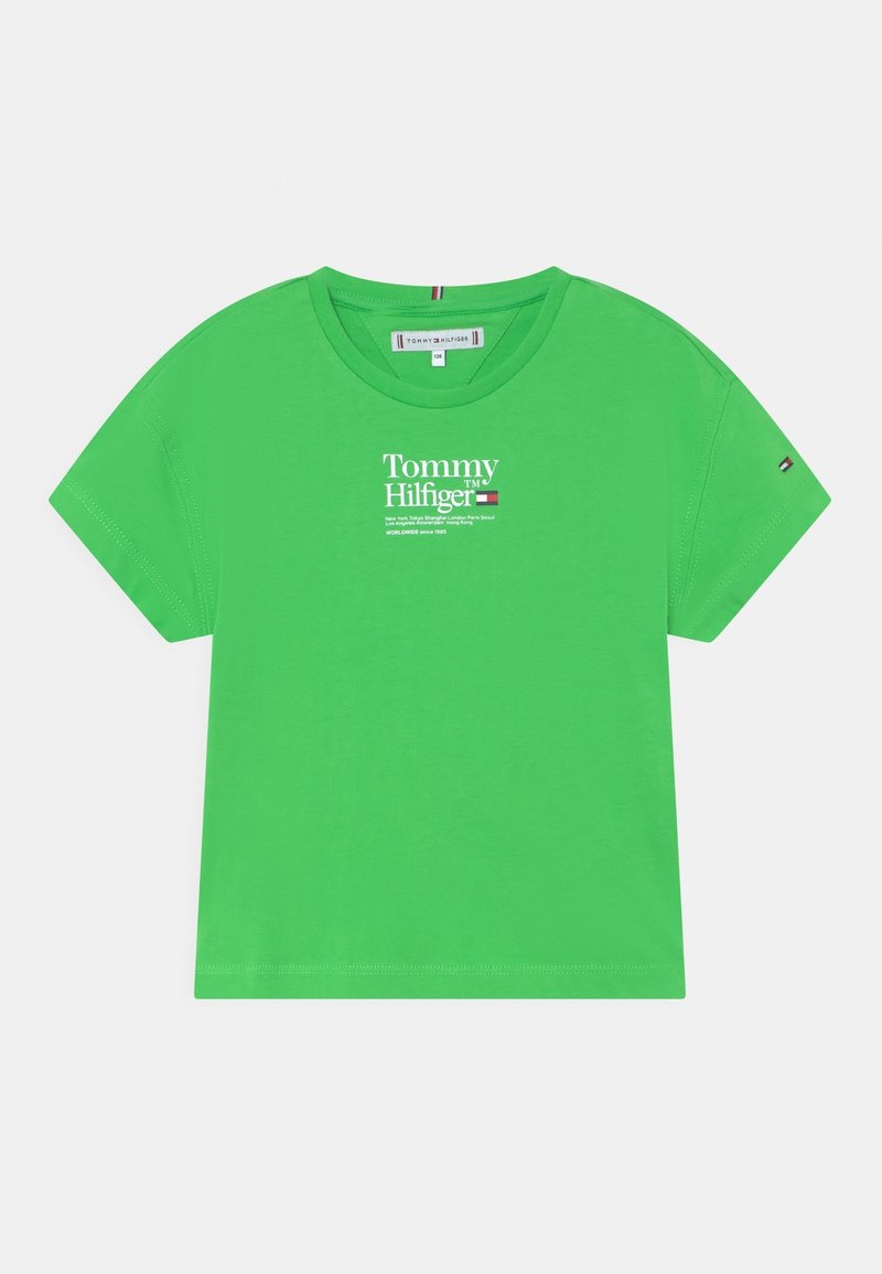 T-shirt verde in cotone con scollo rotondo, maniche corte e stampa del logo bianco "Tommy Hilfiger" sul davanti. Dettaglio con bandiera del marchio sulla manica.