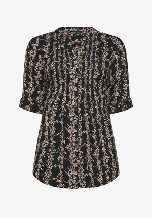 Zwarte blouse met korte mouwen en roze bloemenrankenpatroon, knoopsluiting aan de voorkant en geplooide details op de borst.