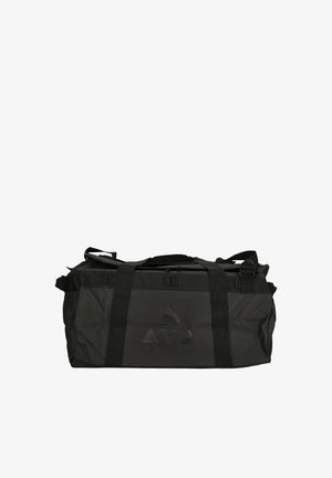 Sort duffelbag lavet af holdbart materiale, med to solide håndtag og en justerbar rem, samt et logo-design på forsiden.