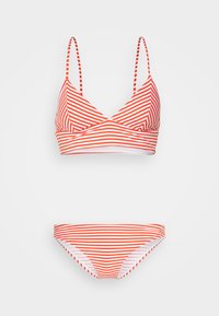 Conjunto de biquíni riscado em vermelho e branco, apresentando um top de triângulo com alças finas e uma parte inferior de biquíni de cintura baixa correspondente.