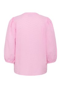 Blouse rose avec manches bouffantes froncées, tissu texturé, et encolure arrondie. Coupe décontractée avec une couleur unie sans motifs ni accents visibles.