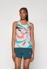 Tanktop med ett flerfärgat abstrakt mönster i lätt tyg; kombinerad med turkosa shorts med en logotyp. Slät textur, ärmlös design.