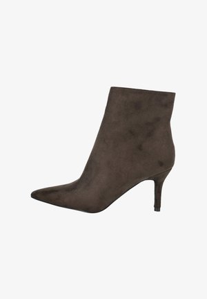 Botín de ante marrón oscuro con puntera puntiaguda y un tacón de aguja de 3 pulgadas. Textura suave con un diseño simple y sin costuras.