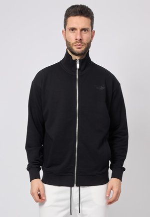 Felpa nera con zip realizzata in misto cotone, con colletto alto, tasche laterali, polsini a costine e un sottile dettaglio del logo sul petto.