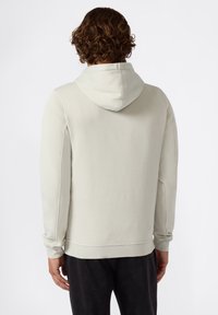 Felpa grigia chiara con cappuccio e cordino, polsini e orlo a coste. Tessuto morbido con una texture accogliente, progettata per il comfort e l'abbigliamento casual.