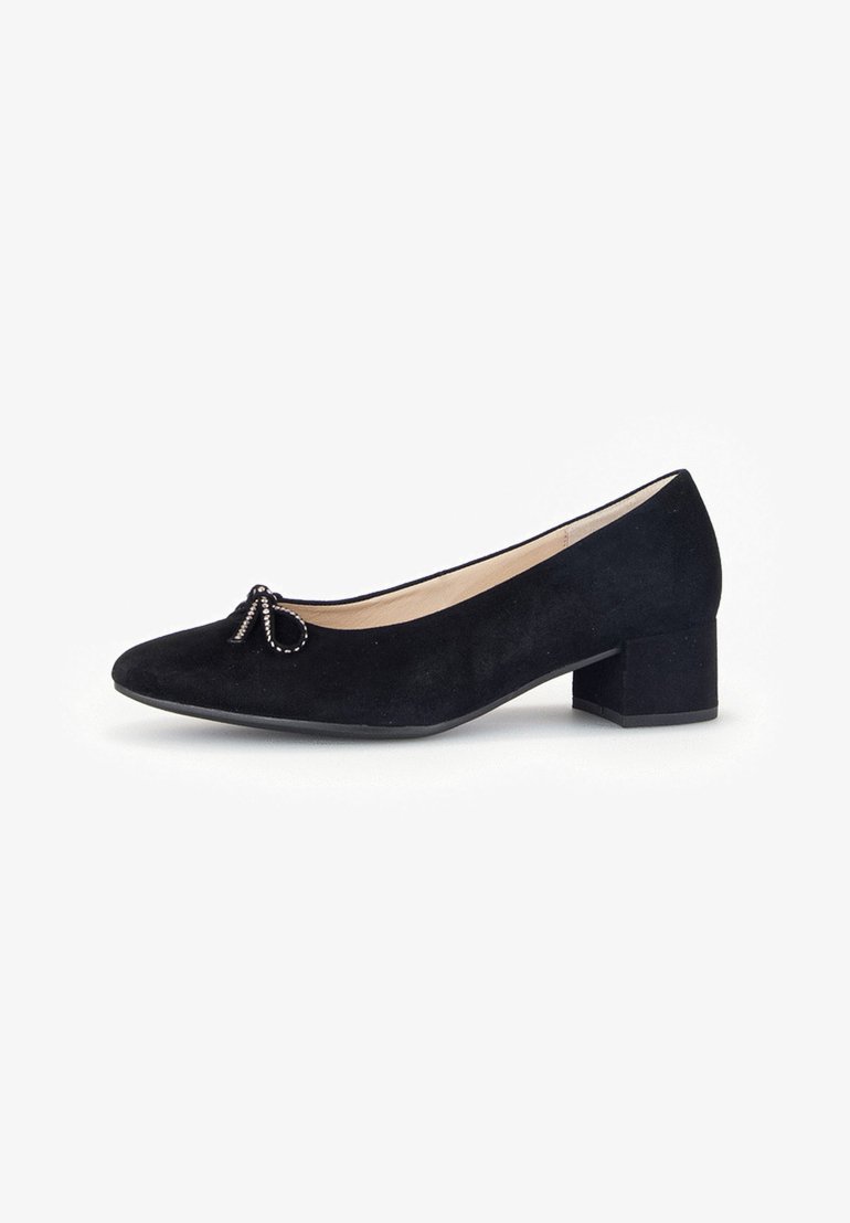 Pompe à talon moyen en suède noir, présentant un bout pointu et un détail de nœud décoratif à l'avant. Doublure intérieure lisse et semelle texturée.