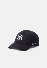 Gorra de béisbol azul marino hecha de algodón con un logo bordado en blanco de los New York Yankees en el frente y un pequeño swoosh blanco de Nike en el lateral.