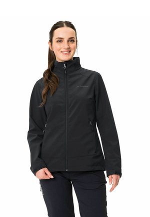 Schwarze Softshelljacke mit hohem Kragen, Reißverschluss vorne und zwei Seitentaschen. Glatte Textur, körperbetonter Schnitt, minimales Branding sichtbar.