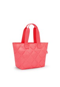 Borsa a spalla trapuntata di un vivace corallo, con tessuto liscio, manici doppi robusti e chiusura con zip dotata di una piccola linguetta. Forma rettangolare.