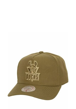 Casquette de baseball vert olive au design structuré, ornée d'un logo brodé des Milwaukee Bucks en or. La visière est plate et cousue.