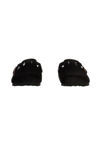 Sorte ruskinds slippers med rund forfod, dekorativ syning og en tekstureret sål. Har en enkelt sideløkke for nem påklædning.