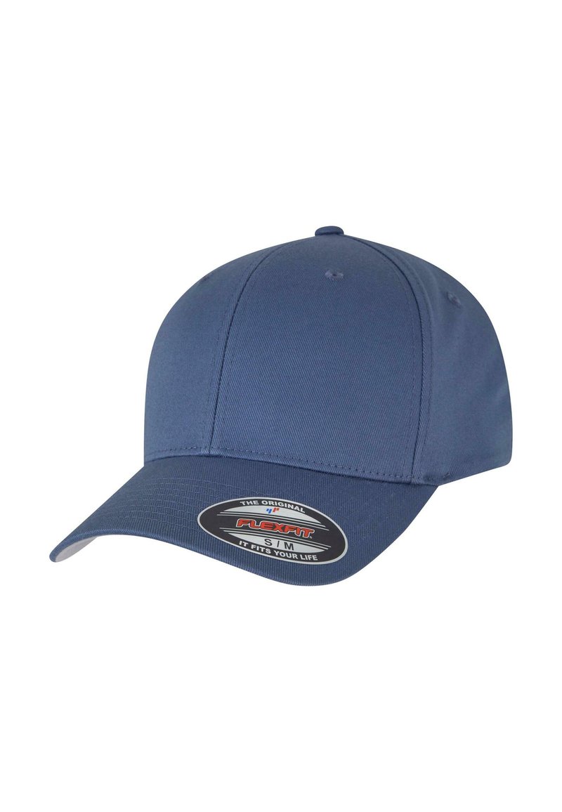 Cappellino da baseball blu con visiera curva, realizzato in tessuto con un motivo testurizzato, con etichetta Flexfit sul davanti.