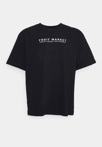 T-shirt nera in cotone a maniche corte, con testo bianco che recita "FRUIT MARKET, VENICE BEACH CALIFORNIA" sul fronte.