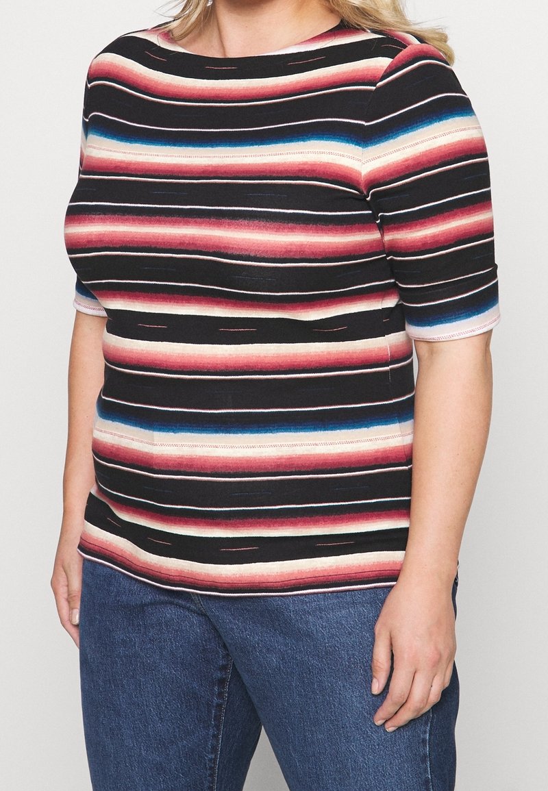 Páskový top s krátkým rukávem v černé barvě, s vodorovnými pruhy v červené, modré a krémové barvě. Hladký materiál, lodní výstřih a tailored střih.