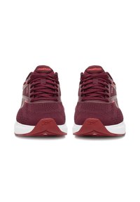 Tumepunased jooksujalatsid võrguga ülaosaga, ümarate ninadega ja valge vahupõhjaga. Neil on paelad ning tekstuuriga detailid ülaosas ja kandis.