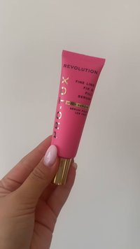 Rosa tube av PRO-TOX Revolution Fine Line Fix & Fill Serum med gullakenter; har en glatt tekstur og en standard klemmespiss på enden.
