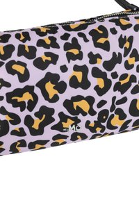 Astuccio con base viola, caratterizzato da un design a stampa leopardata nera e gialla. Include una chiusura con zip e un piccolo logo.