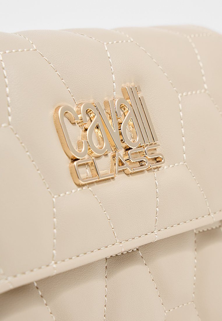 Bolso de mano acolchado de cuero crema con placa del logo "Cavalli Class" en dorado centrada en el cierre de solapa.