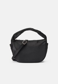 Borsa a spalla sintetica nera con manico intrecciato, forma allungata, chiusura a zip e tracolla regolabile. Texture liscia con design minimalista.