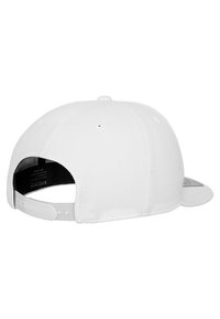 Fehér baseball sapka, strukturált dizájnnal, lapos viselésű karimával és állítható snapback zárással. Az anyag sima textúrájú, minta nélkül.