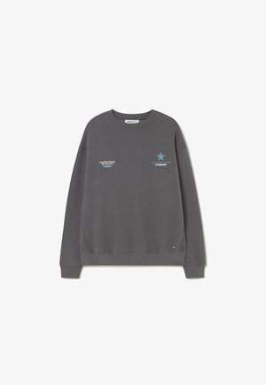 Sudadera de manga larga en gris oscuro con cuello redondo, con pequeño texto blanco y azul y una estrella azul en el pecho.