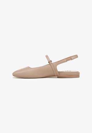 Beige Leder Slingback-Flats mit spitzem Zehenbereich und flacher Sohle. Verfügt über einen schmalen Riemen, der seitlich mit einer Schnalle verstellbar ist.