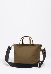 Kompaktowa oliwkowozielona torba na ramię z krótkimi uchwytami i odpinanym szerokim czarnym paskiem na ramię na białym tle.