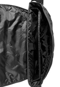 Svart bärväska för laptop med flera fack. Tillverkad av slitstark tyg, med en slät yta och robust sömnad. Ingen synlig extern utrustning.