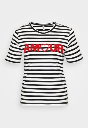 Pruhované bavlnené tričko s čiernymi a bielymi horizontálnymi pruhmi, krátkymi rukávmi a nápisom "AMOUR" v červenej textúrovanej tlači srdca.