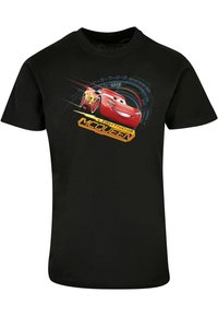Sort bomulds t-shirt med et grafik af Lightning McQueen, med en rød racerbil illustration og digitale designelementer i baggrunden.