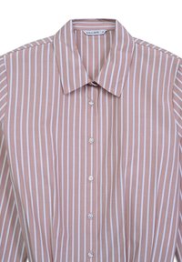Camicia button-up rosa chiaro con strisce verticali bianche, colletto puntato e bottoni trasparenti, con una texture del tessuto liscia.