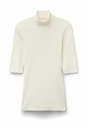 Top de punto acanalado color crema con cuello alto, mangas hasta el codo y ajuste entallado.