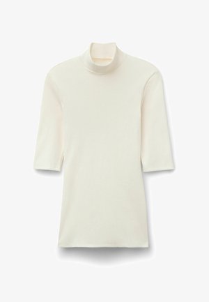 Top de punto acanalado color crema con cuello alto, mangas hasta el codo y ajuste entallado.