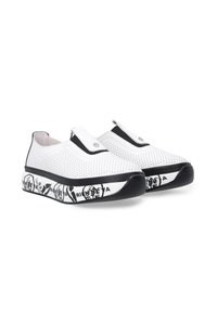 Weiße durchlöcherte Slipper mit einem schwarzen elastischen Band und Gummisohle, mit einem schwarz-weißem grafischen Muster auf der Sohle.