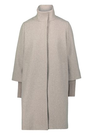 Manteau en mélange de laine beige avec un col haut, des manches larges et une texture côtelée au niveau des poignets. Présente un design minimaliste et sans fermetures.