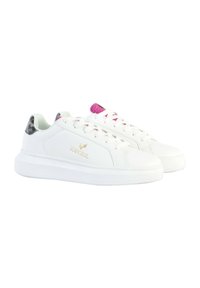 Sneakers bianchi con un design in pelle liscia, caratterizzati da un accento rosa sulla linguetta e un tallone grigio texturizzato, contrassegnati con "KAPORAL" in oro.