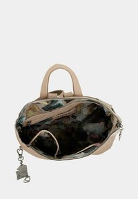 Bolso beige con compartimento principal abierto, forro interior estampado, bolsillo con cremallera y llavero decorativo de metal adjunto a la cremallera.