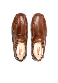 Zapatos marrones de cuero estilo slip-on con acentos elásticos, costuras en contraste y una suela de goma texturizada, que cuentan con una plantilla acolchada.