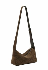 Brązowa zamszowa torba na ramię o plecionej fakturze, wyposażona w czarny skórzany pasek i zamek błyskawiczny u góry.