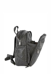 Mochila de cuero negro con un acabado texturizado, que cuenta con doble cremallera y un interior espacioso, mostrando bolsillos organizadores.