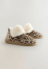 Papa de casa din blana artificiala, cu un model in dungi de tigru, dotati cu o manseta pufoasa de culoare crema, material moale, talpa bej si cusaturi decorative.