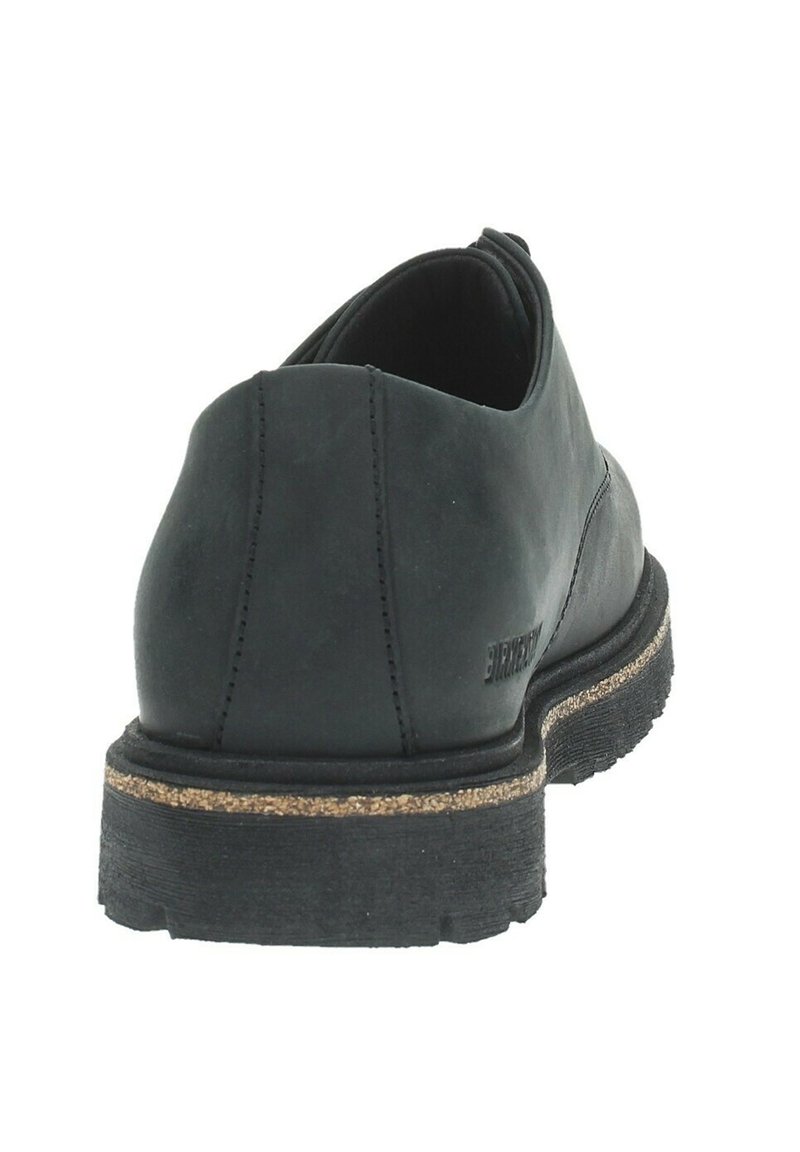 Schwarzer Lederschuh mit einem tiefen Schnitt, runder Zehenpartie, strukturiertem Sohlen und Korkzwischensohle. Verfügt über sichtbare Nähte und Logo der Marke an der Seite.
