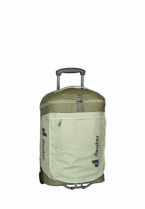 Bolsa de deporte con ruedas en tela verde claro, con un asa superior, un mango telescópico, un bolsillo frontal con cremallera y un logotipo en gris oscuro.