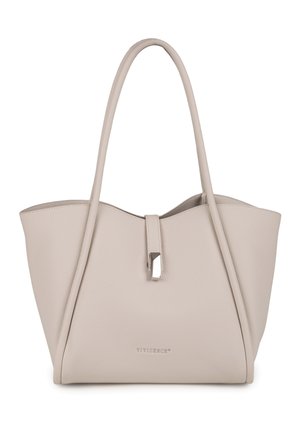 Bolso tote de cuero beige claro con doble asa y una correa frontal con un cierre rectangular plateado.