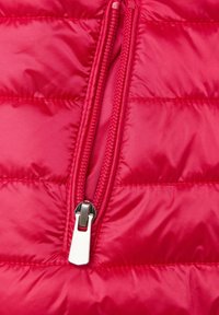Tela de chaqueta acolchada roja con acolchado horizontal, que presenta un cierre metálico y una textura suave y brillante. El cierre se encuentra en la parte delantera.