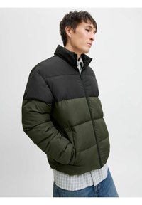 Giacca imbottita con una parte superiore nera e una parte inferiore verde oliva, dotata di un colletto alto e zip, realizzata in materiale lucido.