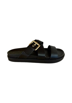 Sandalia plana negra con dos tiras anchas, una de ellas con una hebilla rectangular dorada y una suela acolchada.
