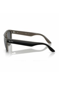 Occhiali da sole Ray-Ban con montatura in plastica grigia e nera, forma rettangolare, lenti scure e dettagli in metallo argentato. Accenti interni texture sulle aste.