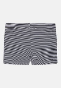 Pantaloni da bagno a righe blu navy e bianchi con una texture liscia, dotati di un design semplice e una vita elastica per il massimo comfort.